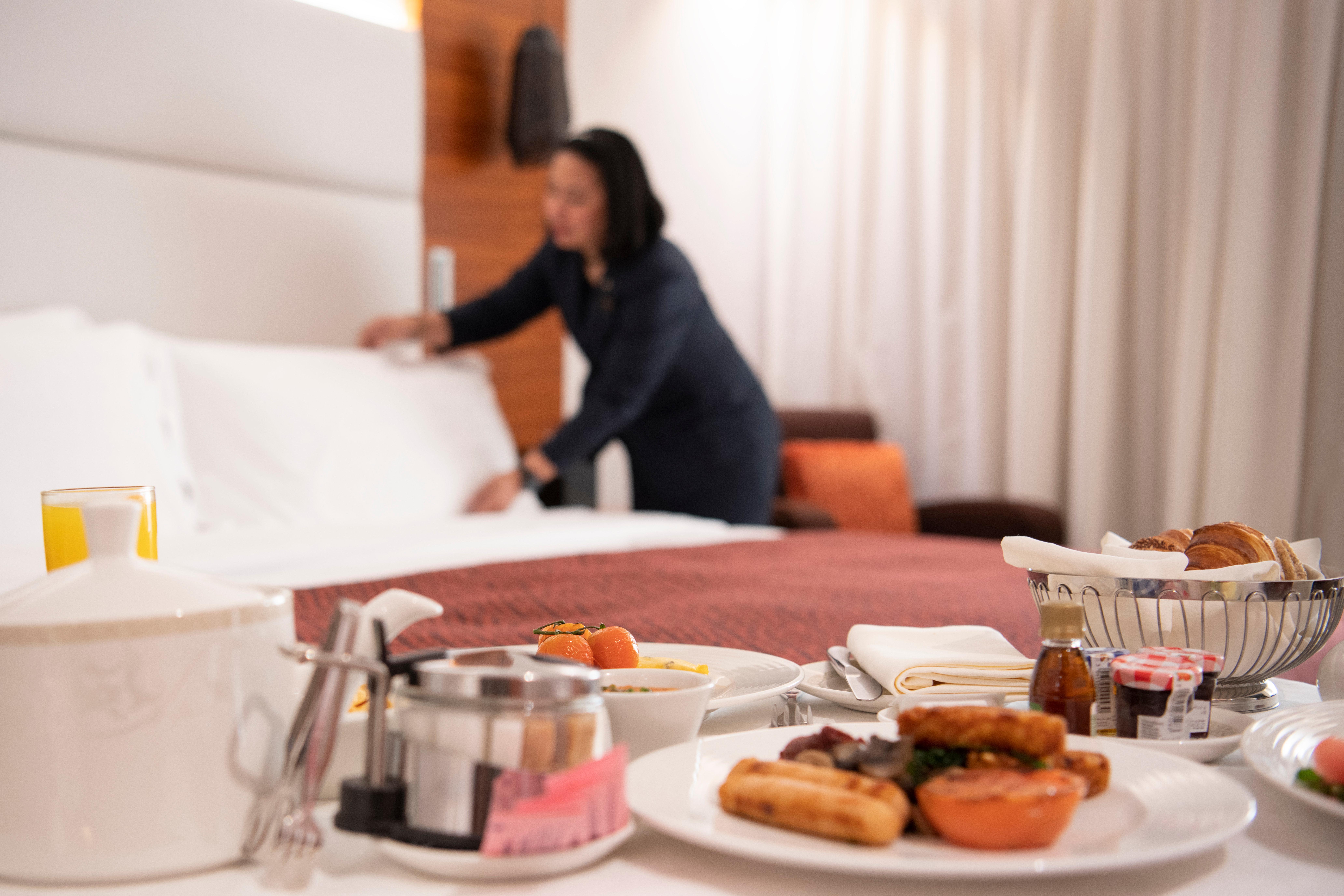 Intercontinental Bahrain, An Ihg Hotel Al Manamah Esterno foto A room maid making a bed