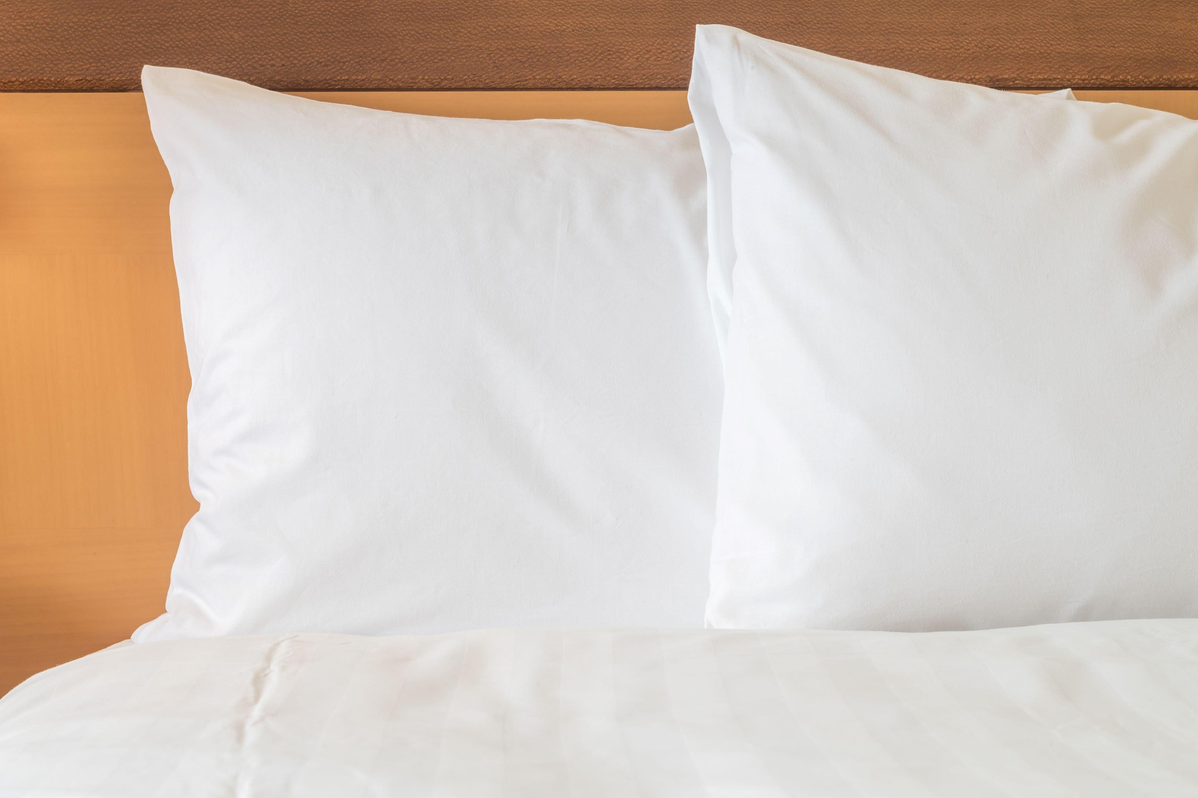 Intercontinental Bahrain, An Ihg Hotel Al Manamah Esterno foto Two pillows on a bed