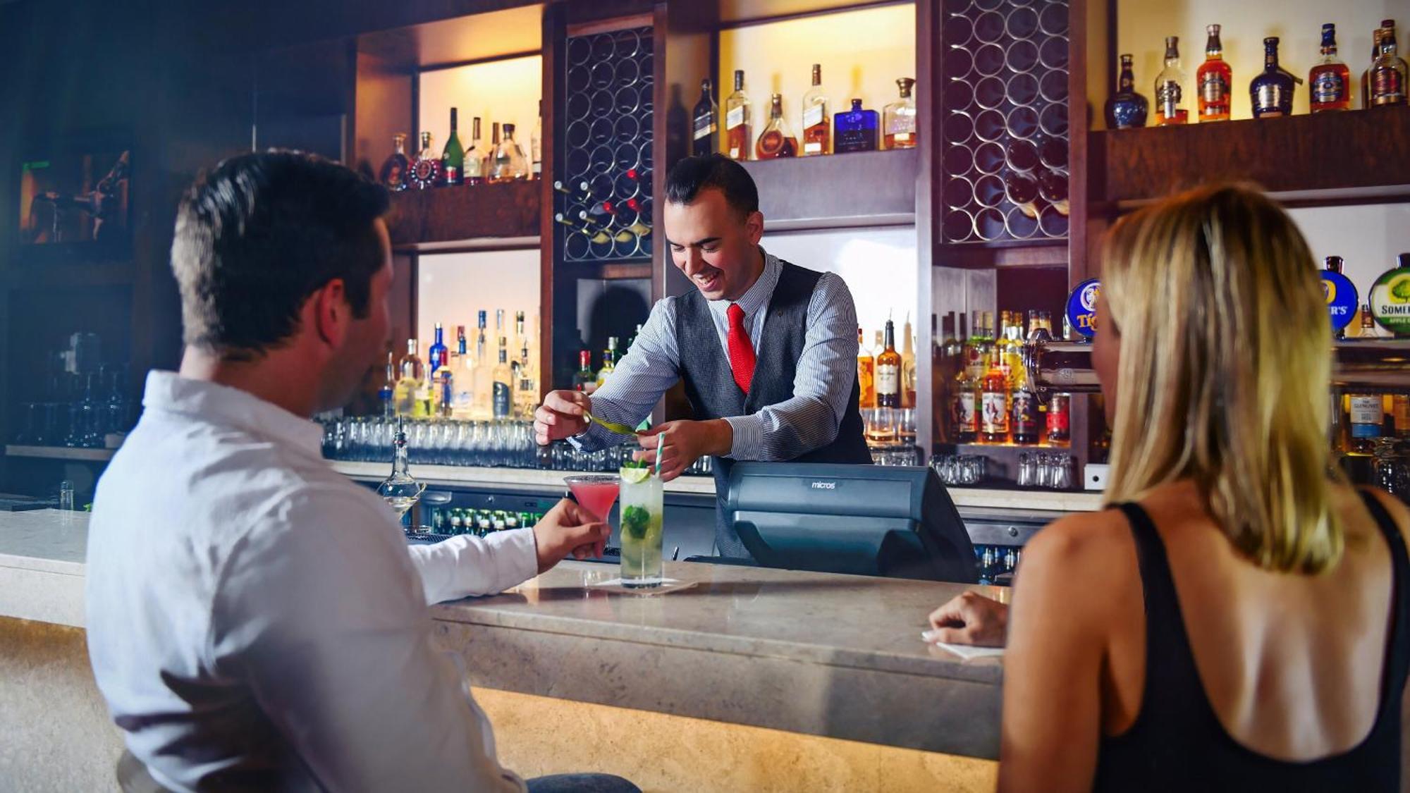 Intercontinental Bahrain, An Ihg Hotel Al Manamah Esterno foto A bartender at work